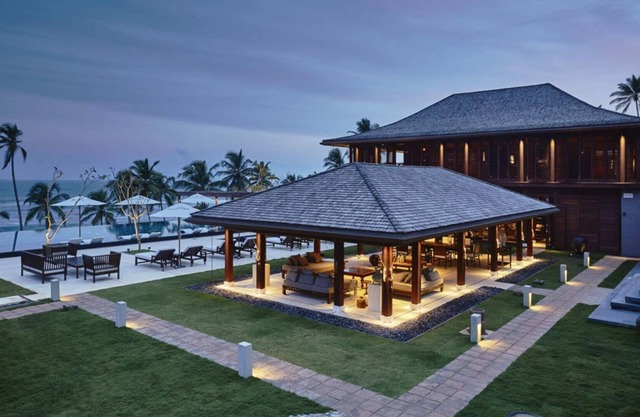 Das Hotel liegt auf 650 ft. Am Strand