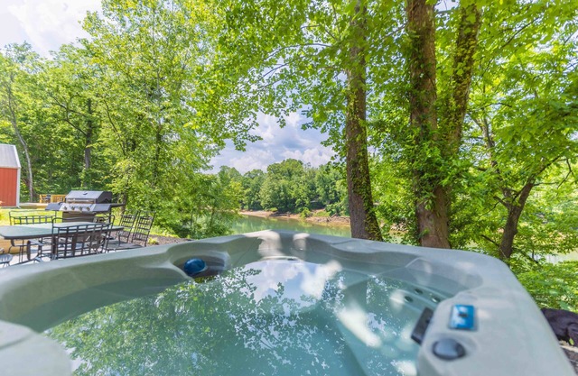 Situated on the banks of the Cumberland River minutes away Lake Cumberland