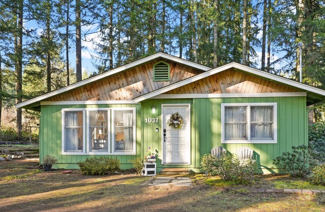 Situated opposite Horseshoe Lake, this home offers a peaceful retreat!