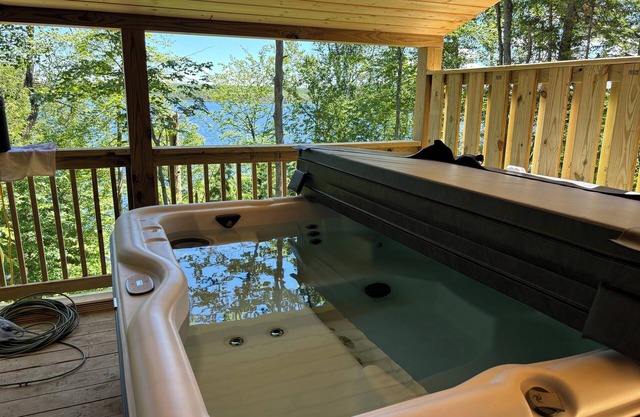 Six bedroom lake front cabin with hot tub and outdoor fire pit