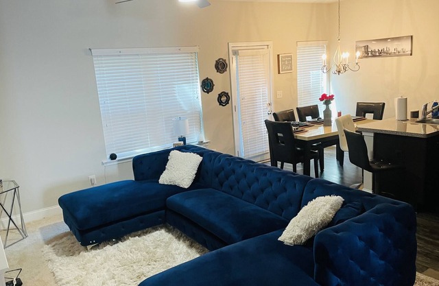 Six Flags Modern Town Home 3 min away from Six flags, Min away from Atlanta