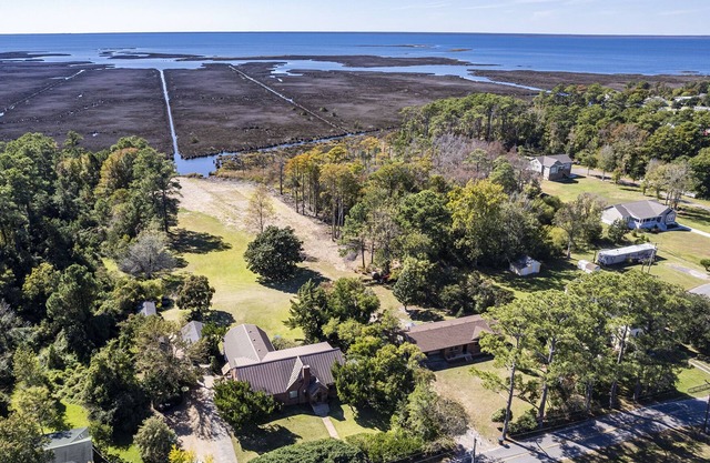 Six Sister’s Lodge. Waterfront home on the OBX.Minutes away from the beach.