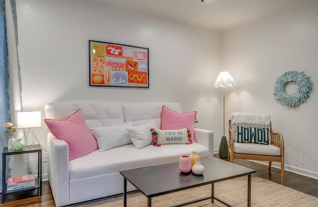 Sixth St. Hideaway- Walking Distance to 7th!