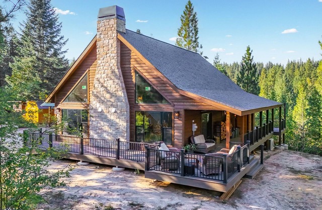 Siyi'ku Lodge | Custom Luxury | Starlight Theatre