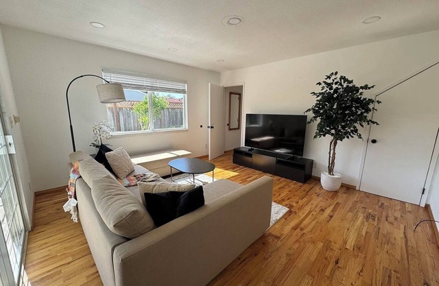 SJ Travelers dream home! Spacious 4bed 4bath house in a quiet neighborhood.