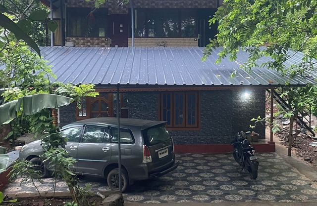 SK Paradise offers accommodation with free WiFi and free private parking.