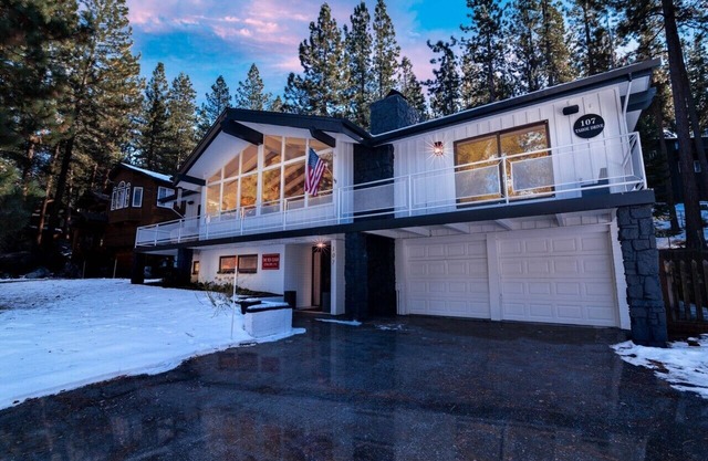 SK107- 5Br, 5Ba Private Hot Tub, Pool Table, Private Comm Beach!