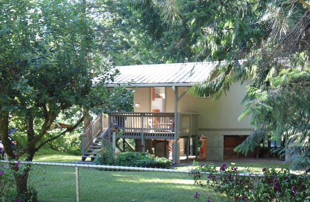 Skagit River Waterfront Cottage