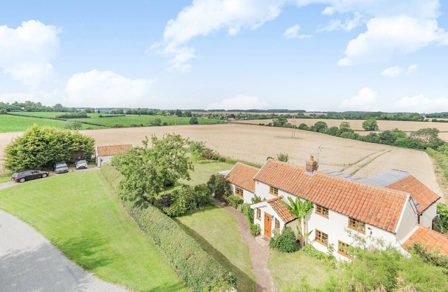 SKELDER, PARHAM, pet friendly, with pool in Framlingham