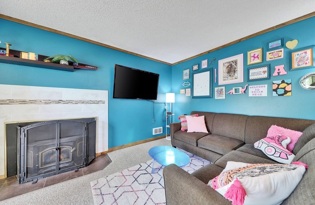 Ski & Adventure Condo 4 Minutes to Giant Steps
