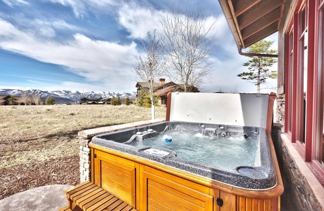 Ski and Summer paradise. Expansive home in Promontory