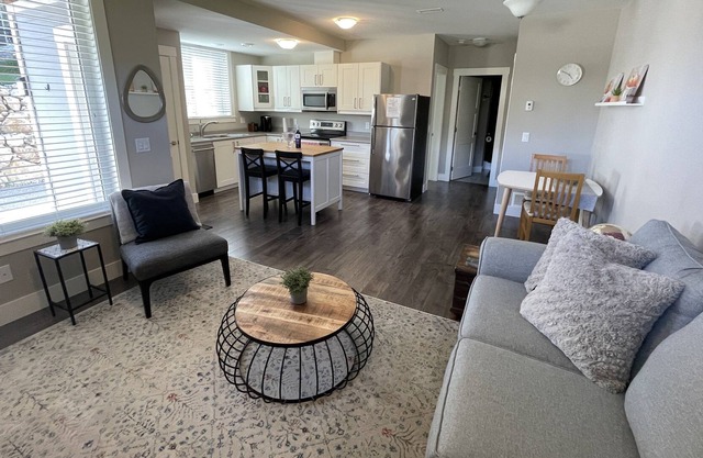 Cosy Suite in Kelowna’s Black Mountain Neighbourhood, Minutes to Wineries.