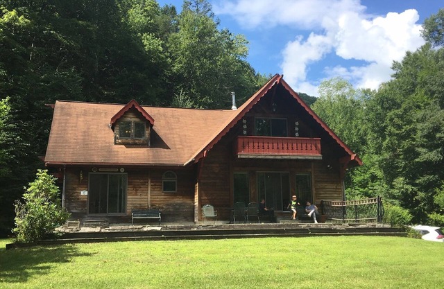 Das abgelegene Chalet, w / Kamin, 4 Bett / 2 Bad