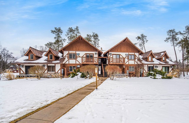Ski chalet-inspired getaway with free WiFi & golf course view