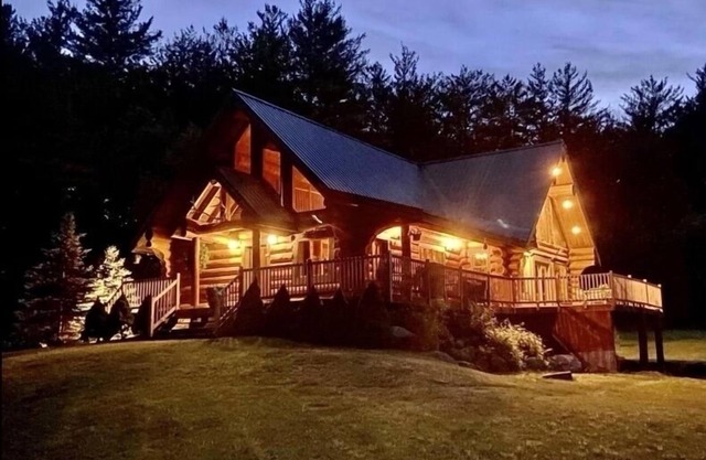 Adirondack Great Camp Stil. Massive Stämme und beeindruckende Details laden Sie hier ein