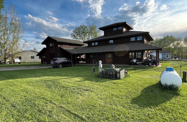 Ski, Hike, bike, fish, hunt & Yellowstone. 4 bedroom, 3 bath with hot tub!