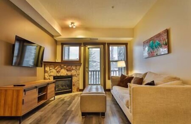 Ski Hill Views / Pool & Hot Tub / Balcony