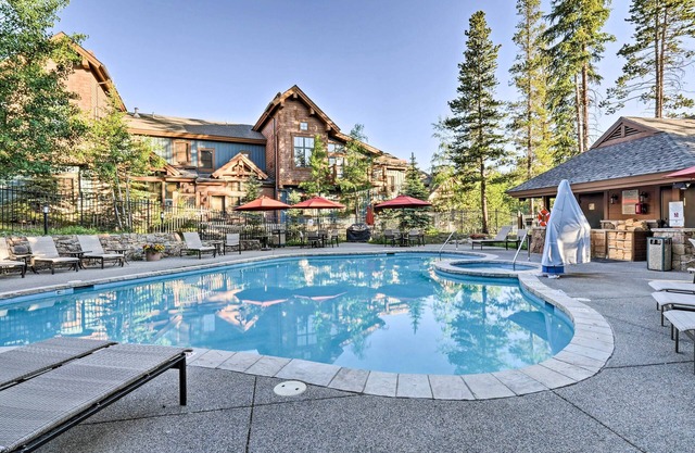 Ski-In Breckenridge Condo w/ Fireplace + Balcony!
