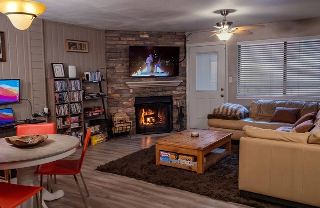 Ski In/Out - 1st floor - clean & cozy "Cinema Condo"