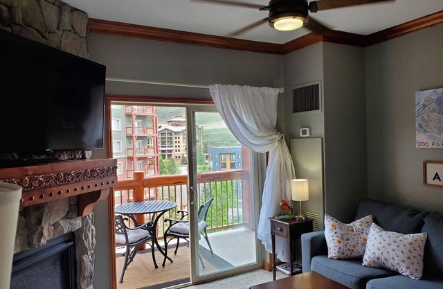 SKI IN/OUT CONDO- NEWLY UPDATED-1BDR LUXURY SUITE W/ BALCONY AND FULL KITCHEN