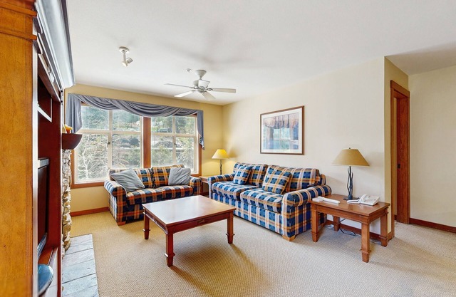 Ski-in / out Wohnung mit Blick auf die Berge, Whirlpool, Pool & Resort Annehmlichkeiten!