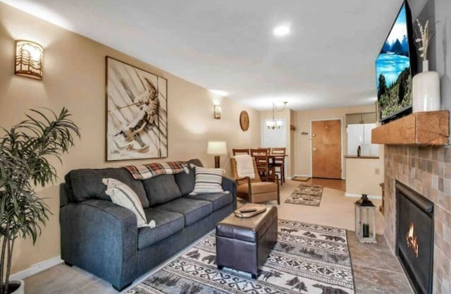 Ski in/Out & Golf 2 Bed 2 Bath w/ Air Conditioning