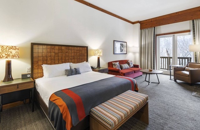 Ski in/out! Large Studio in Lodge at Spruce Peak
