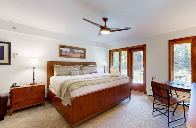 Ski-in/out, mountain view studio w/ high-speed WiFi & shared pool, hot tubs, W/D