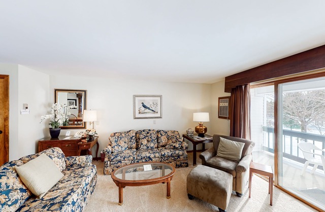 Ski-in/out mountain view townhouse w/shared outdoor pool, tennis - walk to lifts