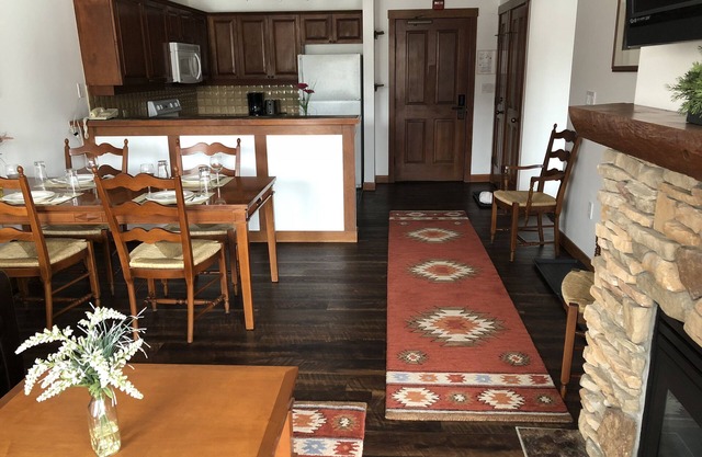 Premium Solitude Powderhorn Lodge 1BR, neu renoviert für 2018!