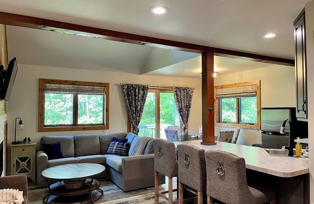 Ski In/Out Remodeled 2 bedroom/2 bath Condo at Snowriver!