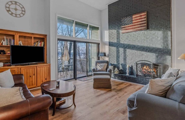 Ski-in/out Ski Hill, Cozy Fireplace | Kingswood 1D