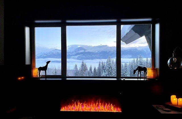 Ski in/out with brand new hot tub. Top floor Palliser Lodge.