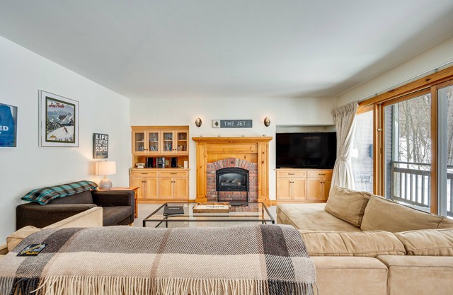 Ski-In / Ski-Out Resort Eigentumswohnung mit Deck am Jay Peak!