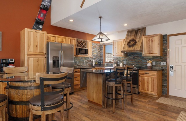 Spacious 2 bedroom, mt view, private deck and