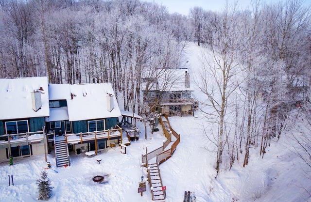 Ski-in ski-out 3 Bdrm Chalet w sauna on slopes & lake - Sleeps 8