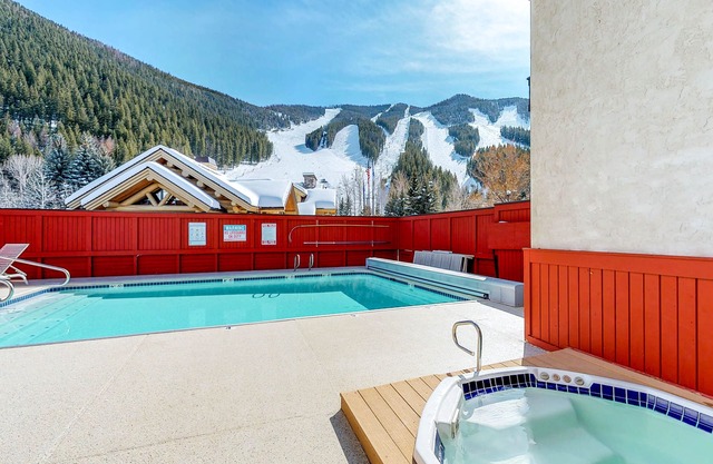 Ski-in / Ski-out alpine Wohnung mit saisonalem Gemeinschaftspool, ein Whirlpool, eine Sauna, & Ansichten