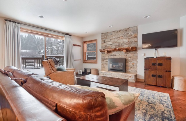 Ski-in / Ski-out Breckenridge Mountain Retreat; Voll Remodel