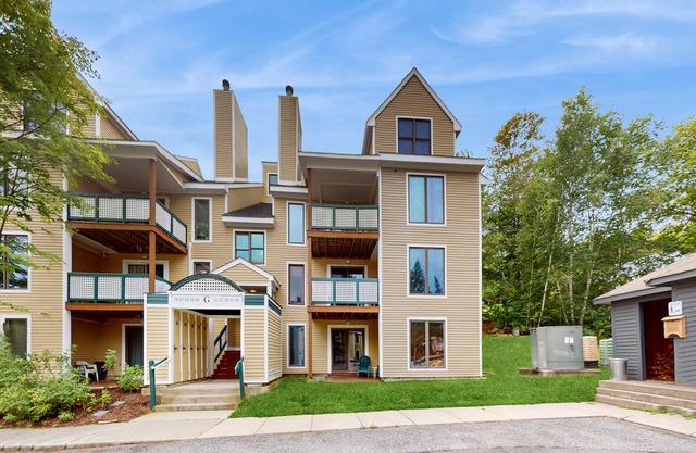 Ski-in/ski-out condo w/ deck, wood-burning fireplace, wifi, community amenities