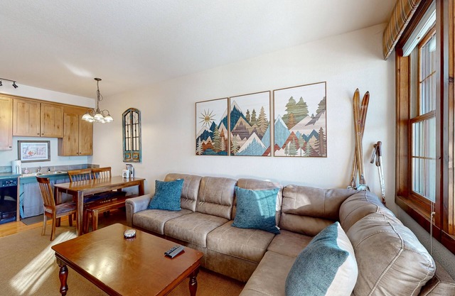 Ski in ski out condo with fast wifi, full kitchen and shared hot tub and pool