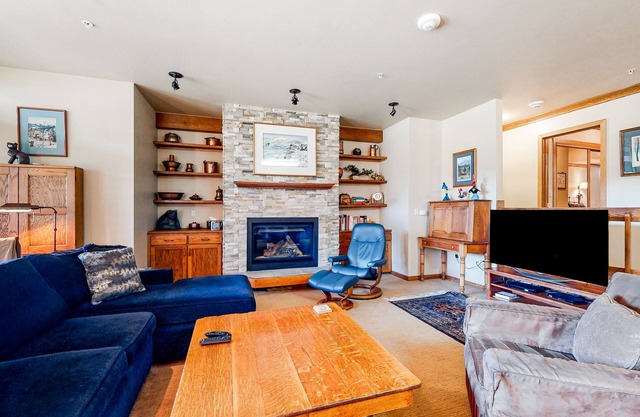 Ski-in/ski-out home w/ high-speed WiFi, fireplace & shared pool/hot tub/laundry