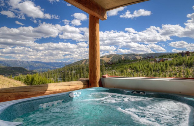 Ski-in/Ski-out home w/private hot tub in Moonlight Basin - Saddle Ridge - First Tracks Chalet