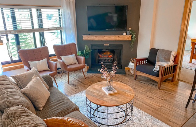 Ski In Ski out/Indoor & Outdoor Pools & Hot tubs/Luxury condo