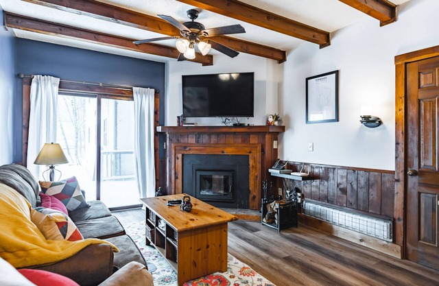 Ski In/ Ski Out, King Bed, Pet Friendly, Fireplace & walking distance to village