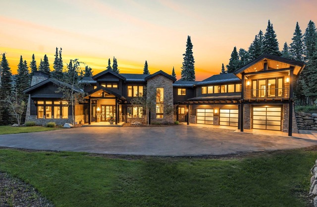 Ski In/Ski Out - Luxury Private 6 Bedroom House - Sleeps 12