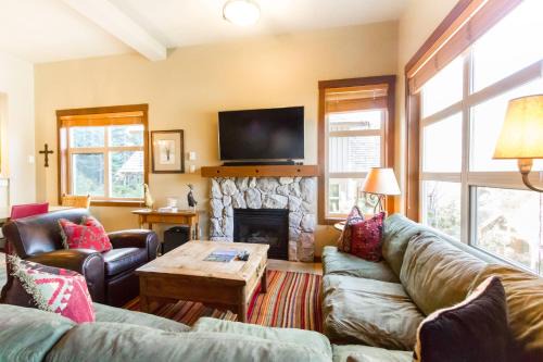 Ski in Ski out Minutes from Village, Private Hot Tub Sleeps 6 Free Shuttle