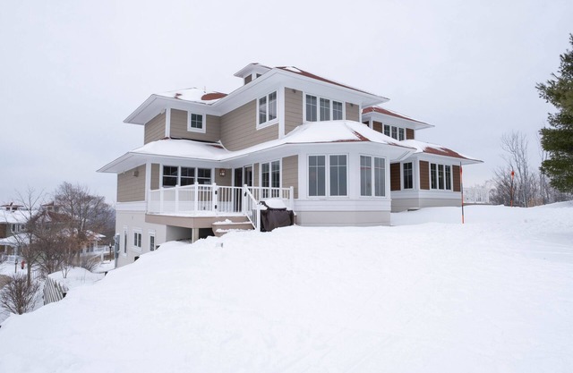 Cozy Mountaintop Condo at Crystal Mountain Resort with Amazing Fall Colors!