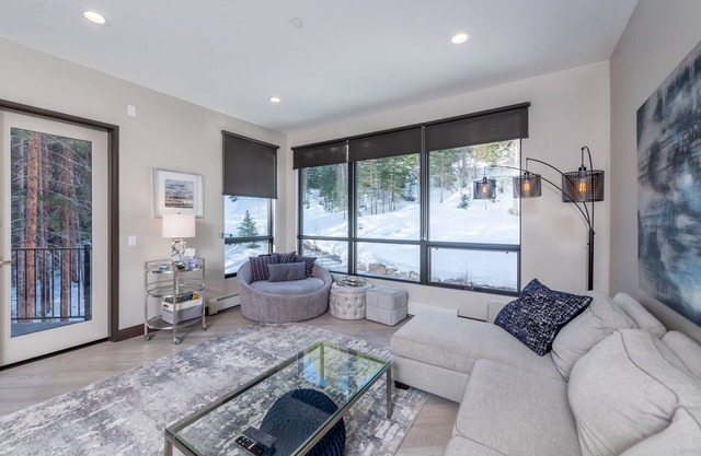 Ski-in ski-out, Modern Condo, Gourmet Kitchen, Great Amenities, Free Garage +EV!