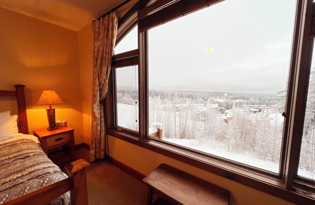 Ski-In/Ski-Out Paradise:The ultimate ski vacation in this luxurious condo with Pvt Hot Tub-Sleeps 11
