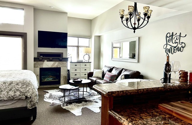 Ski-in Ski-out Deluxe PENTHOUSE Studio / MOUNTAIN und Gondel VIEWS-KING Bett!